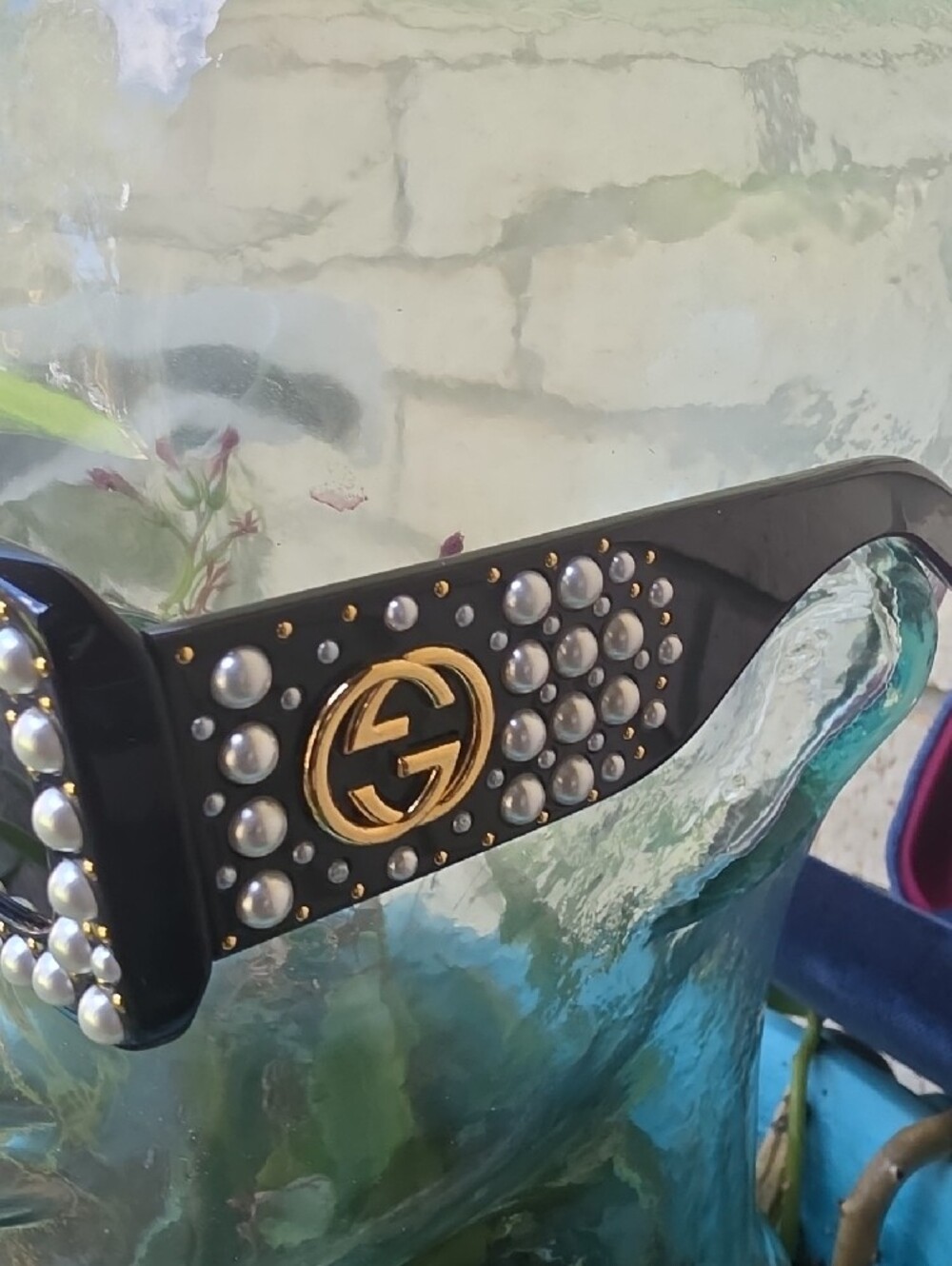 Gucci Black Sunglasses with Pearl Trim Unsex - Picture 2 of 7